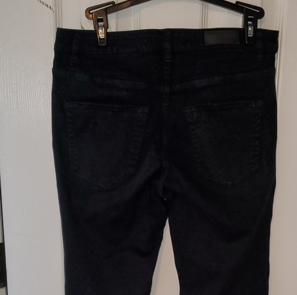 Black Capri pants